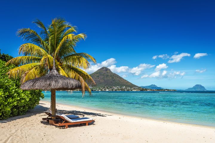 ▲模里西斯天堂般的潔白沙灘、湛藍海水及珊瑚礁、火山等豐富自然景觀，相當適合情侶或親友一同出遊。　 圖：Shutterstock／來源