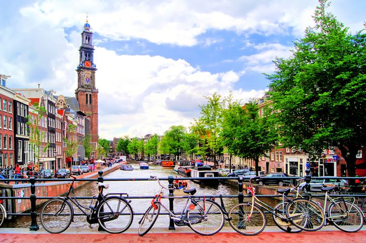 ▲阿姆斯特丹景致如畫，旅客可搭乘運河遊船遊覽城市風光、完整收藏阿姆斯特丹熱門的旅遊景點。　 圖：Shutterstock／來源