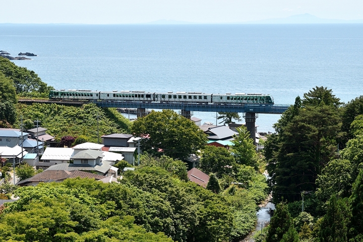 ▲前往能代籃球小城可搭乘奧羽本線五能線「Resort白神號」觀光列車。　圖：秋田白神觀光／提供