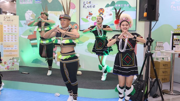 ▲美食展現場更有活力滿載的原住民舞蹈演出。　圖：花蓮縣政府／提供