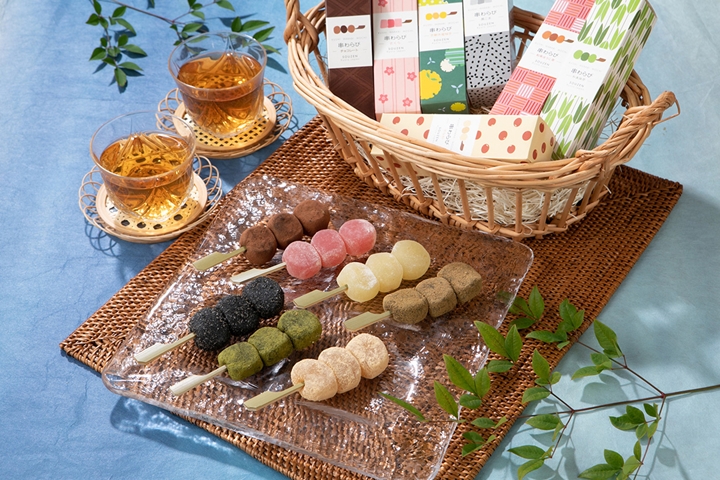▲京都名物「蕨餅串」除了新推出的汽水口味外，還有其他7種口味包括黃豆粉、抹茶、黑芝麻、櫻花、京都水尾柚子、焙茶、巧克力，可愛的長方盒包裝和合理價格是近年海內外旅客最愛的伴手禮。　圖：京西陣菓匠 宗禪／提供