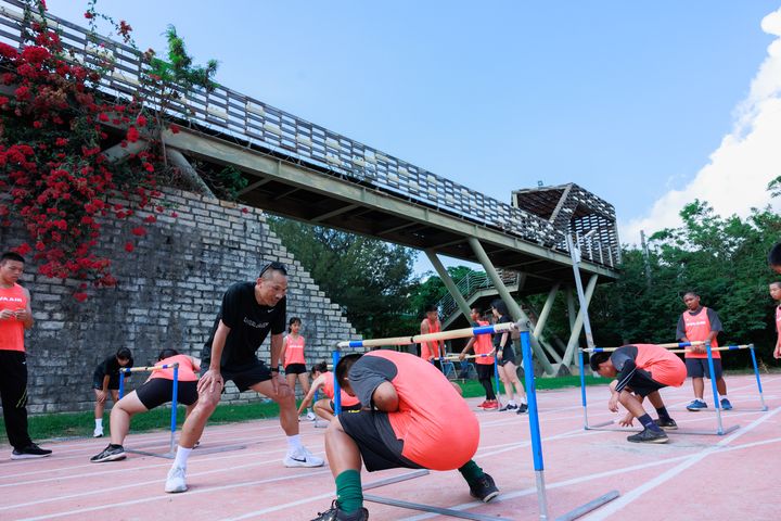 ▲長榮航空馬拉松每站巡迴活動邀請專業教練與選手與學生交流。　圖：長榮航空／提供