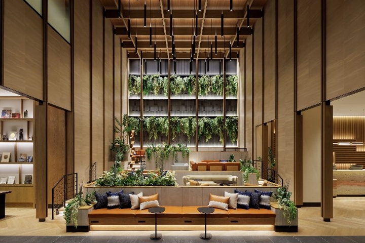 ▲飯店大廳具備挑高天花板、植被牆面，也引進自然光線帶給住客舒適入住體驗。　圖：萬豪國際集團／來源