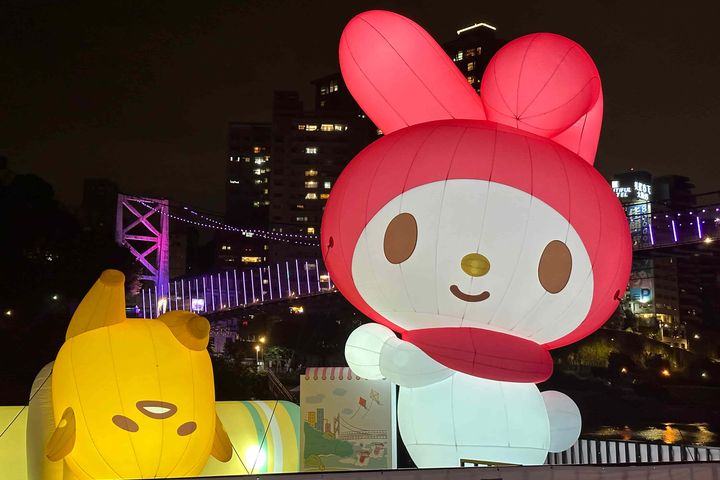 「美樂蒂」畫板中繪出三麗鷗世界觀下碧潭，仔細看還有碧潭吊橋及天鵝船在河岸悠遊。　圖：新北市政府觀光旅遊局／提供