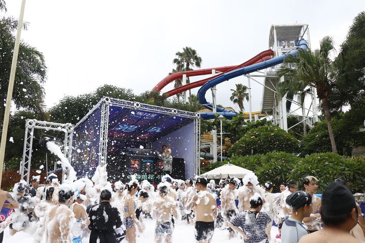 ▲馬拉灣7月份每個週末推出電音DJ搭配「台味泡泡趴」。　圖：麗寶樂園渡假區／提供