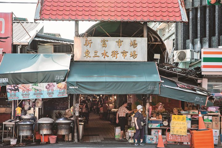 ▲許多人專程造訪東三水街市場，只為一嘗市場好滋味。　圖：臺北市政府觀光傳播局（攝影：賴智揚）／提供