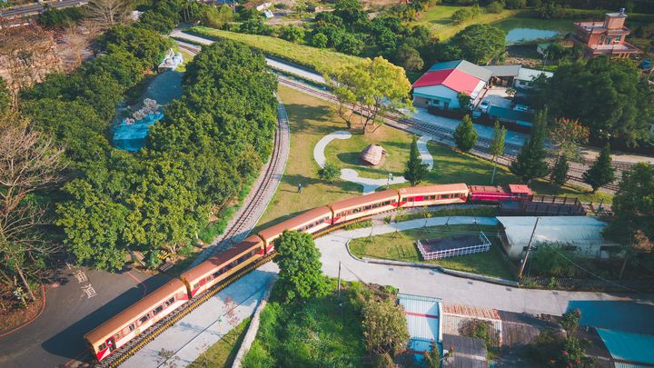 ▲「月老主題列車」行經竹崎車站周邊的三角線。　圖：林鐵及文資處（攝影：深海魚）／提供