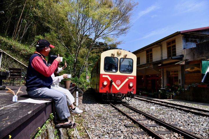 ▲「月老主題列車」最後安排至水社寮車站為心儀對象寫下寄情信件，把握最後談心時光共享飄香下午茶 。　圖：林鐵及文資處（攝影：林鐵及文資處吳明翰）／提供