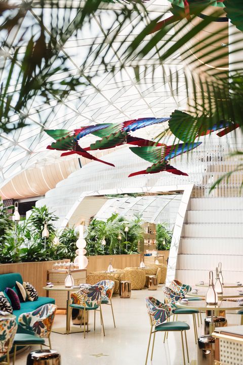 ▲天花板懸吊瑞士設計三人組 Atelier Oï 創作的雕塑，以南美魁札爾鳥羽翼為創作靈感。　圖：Louis Vuitton／提供