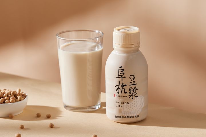 ▲阜杭豆漿選用國產小農契作黃豆，吸收台灣充足陽光香氣獨特、香濃好喝。　圖：SUNFRIEND MOUTH／提供