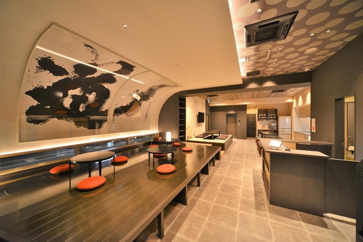 ▲「HIROMAS HOTEL 藏」館內公共空間展示魄力十足的書法作品。　圖：HIROMAS／來源