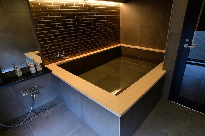 ▲「HIROMAS HOTEL 壽」檜木大浴場。　圖：HIROMAS／來源