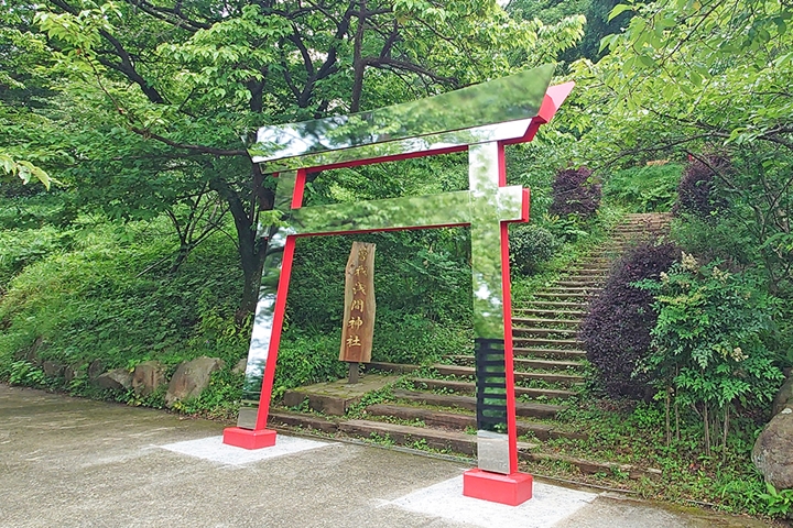 造型超獨特的「鏡之鳥居」蘊含淨化、祈福意義。　圖：ACAO SPA & RESORT／來源