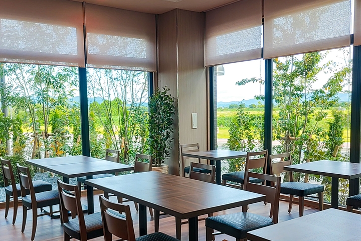 ▲館內餐廳開放感十足，保留龜岡地區自然豐饒的在地特色。　圖：Route Inn Japan co., Ltd.／來源