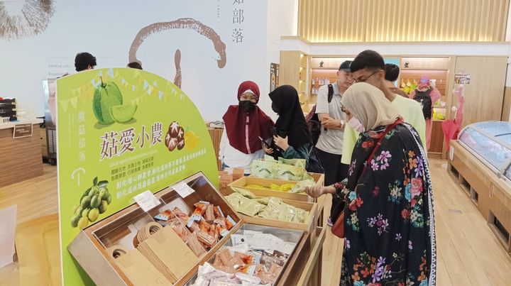 ▲穆斯林認證產品專區，結合11家中彰業者推出超過30種清真認證食品及伴手禮。　圖：參山處／提供