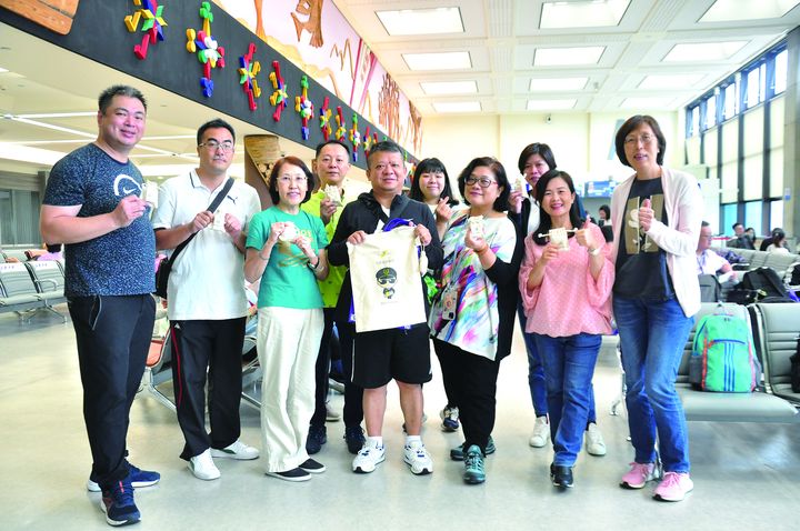 ▲馬來西亞觀光局、砂拉越旅遊局與汶萊天樂假期攜手汶萊皇家航空，舉辦同業考察團推廣雙國旅遊。（前排左起）銓能旅行社總經理張桂銓、飛龍旅行社總經理蕭彥德、馬來西亞觀光局專員吳蓮娣、喜滿客旅行社總經理陳錦暢、珍禾旅行社總經理許素珍、那米哥國際旅行社歐美紐澳暨行銷企劃部資深經理林秋媖、汶萊皇家航空台灣總代理業務經理王玉琪；（後排左起）春暉旅行社總經理蕭智元、山富旅遊商品部東南亞線線控經理莊妤婷、世興旅行社團體部副理蔡文莉。　記者-陳妍潔／攝