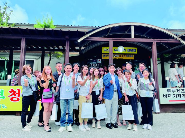 ▲為了讓台灣旅遊業者更加了解江原的獨特魅力，且適逢一年一度的台韓觀光交流會議亦於此地舉辦，韓國觀光公社台北支社特別於日前舉辦台灣旅行業者考察團，江原特別自治道文化觀光局局長白昶錫（前排右3）特別與考察團合影。　記者-王政介／攝