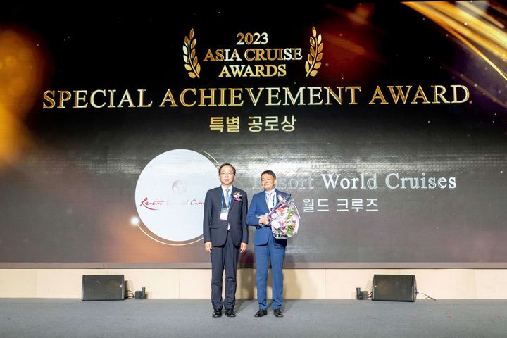 名勝世界郵輪首席運營官林俊彥先生（右）接受韓國海洋水產部部長 Seung Hwan Cho 先生（左）頒發特別成就獎。　圖：名勝世界郵輪／提供