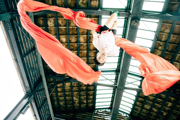 ▲「傳藝·傳憶」由台灣目前唯一的專職高空馬戲藝術工作者胡嘉豪與搭檔常芳容，帶來令人驚呼連連的高空特技。　圖：全聯善美的文化藝術基金會／提供