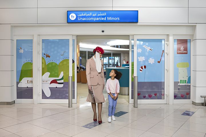 ▲阿聯酋航空在杜拜國際機場設有「無成人陪同之孩童」旅客貴賓休息室，提供電動遊戲、免費Wi-Fi、舒適沙發及兒童專用廁所，孩童們能在候機時盡情享用飲料及點心。　圖：阿聯酋航空／提供