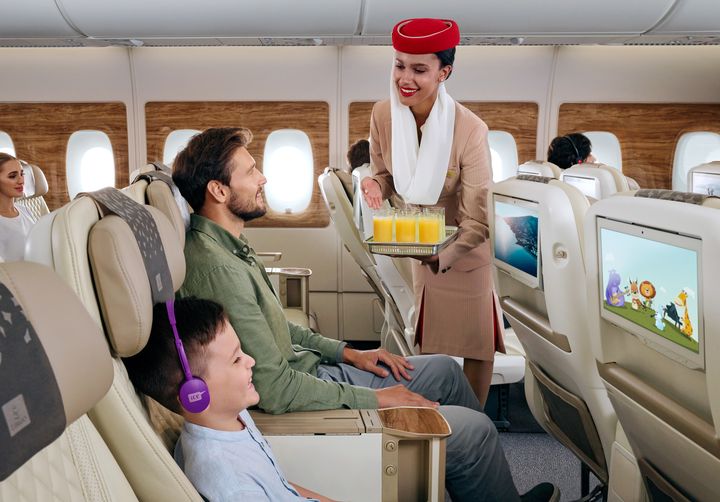 ▲小小旅客們可透過阿聯酋航空屢獲殊榮的ice機上娛樂系統，收看最新上映的院線電影及各式兒童電視節目。　圖：阿聯酋航空／提供