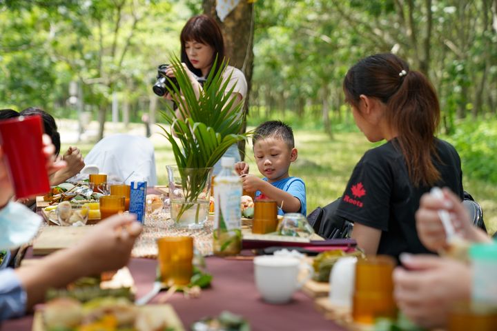 林下食堂民眾開心用餐。　圖：屏東林區管理處／提供