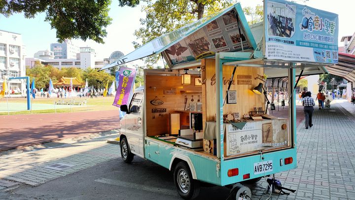 ▲Sylvia 創意小學堂利用行動車走出戶外推廣。　圖：迷你 CNC 雕刻體驗館、臺中市產業故事館發展協會／提供
