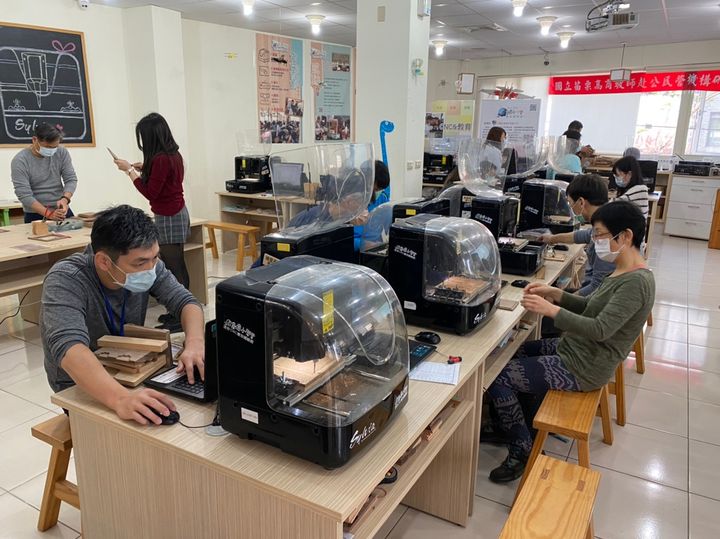 ▲無論大朋友小朋友都對迷你 CNC 雕刻體驗愛不釋手。　圖：迷你 CNC 雕刻體驗館、臺中市產業故事館發展協會／提供
