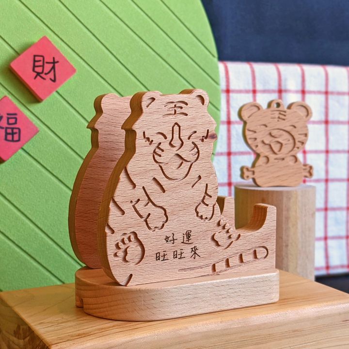 ▲文創品牌福虎生風手機座。　圖：迷你 CNC 雕刻體驗館、臺中市產業故事館發展協會／提供