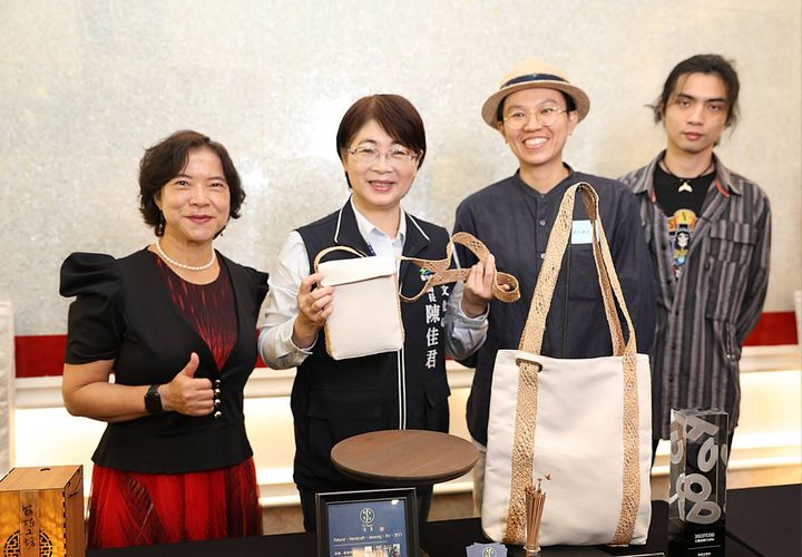 ▲獲工藝品類肯定的「藺編背帶包」。　圖：台中市政府文化局／提供