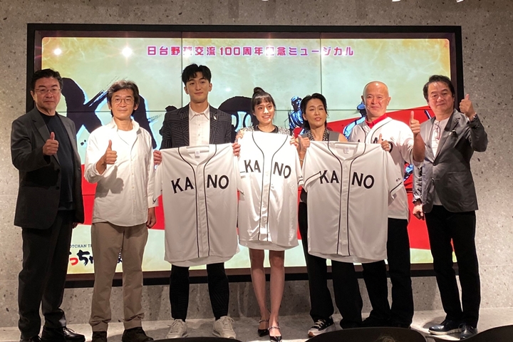 ▲（左起）少爺劇場代表理事越智陽一、《KANO》電影製作人魏德聖、《KANO》音樂劇演員鍾政均、陳希瑀、江明娟、編劇羽原大介、音樂總監岸田敏志。　圖：少爺劇場／來源
