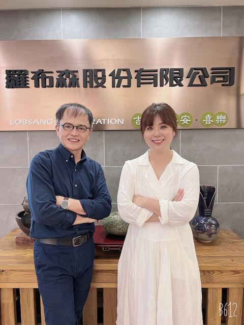 ▲（左起）羅布森樓梯升降椅＆羅布森書蟲坊董事長汪世旭、臺中市產業故事館發展協會理事長吳佩娜。　圖：臺中市產業故事館發展協會／提供