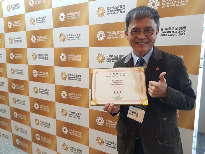 ▲羅布森樓梯升降椅＆羅布森書蟲坊董事長汪世旭榮獲「2022台灣精品獎」。　圖：羅布森樓梯升降椅／提供