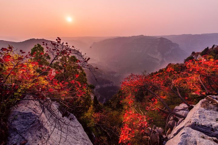 ▲紅岩絕壁的回龍大峽谷，秋日楓紅亦是一絕。　圖：河南新鄉南太行旅遊有限公司／提供