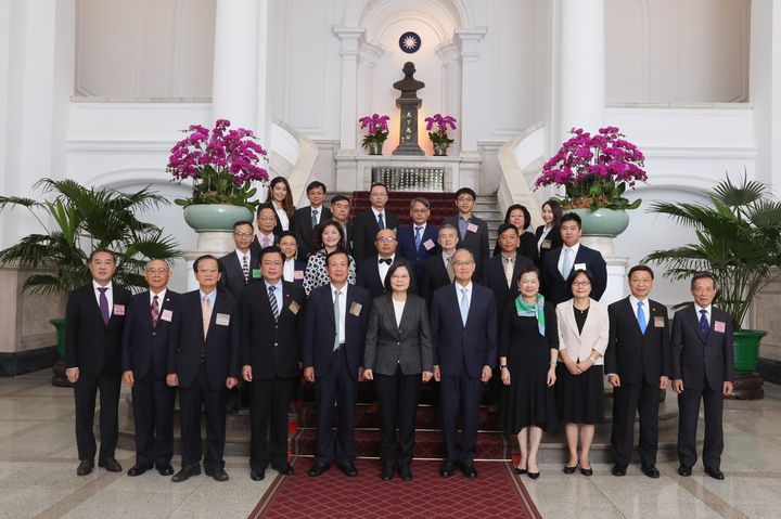 ▲丸文食品獲得2020優良台灣老店獲獎，前往總統府領獎，與總統蔡英文合照。　圖：丸文食品觀光工廠／提供