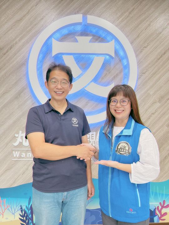 ▲（左起）丸文食品第二代老闆梁榮欽、臺中市產業故事館發展協會理事長吳佩娜。　圖：臺中市產業故事館發展協會／提供