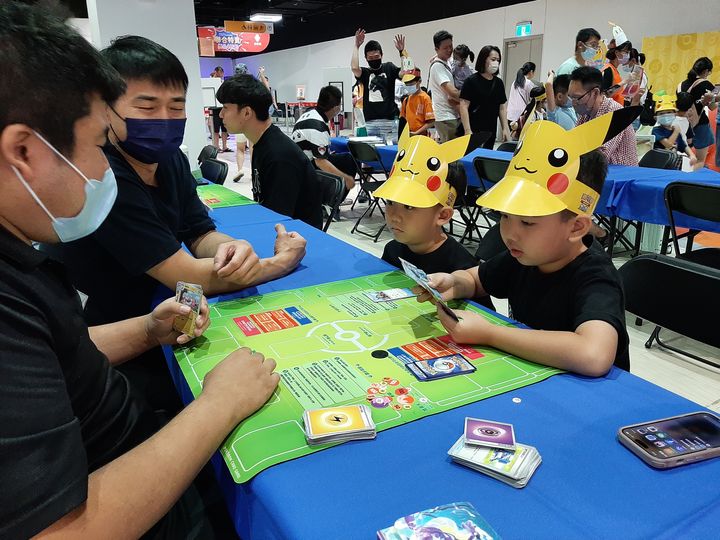▲「寶可夢卡牌遊戲新手教室」，讓新手訓練家們體驗集換式卡牌遊戲的樂趣。　圖：iFG遠雄廣場／提供