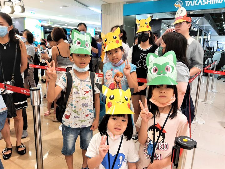 ▲只要憑遠雄廣場會員APP，即可兌換「皮卡丘」及「寶可夢 朱/紫」初始夥伴遮陽紙帽。　圖：iFG遠雄廣場／提供