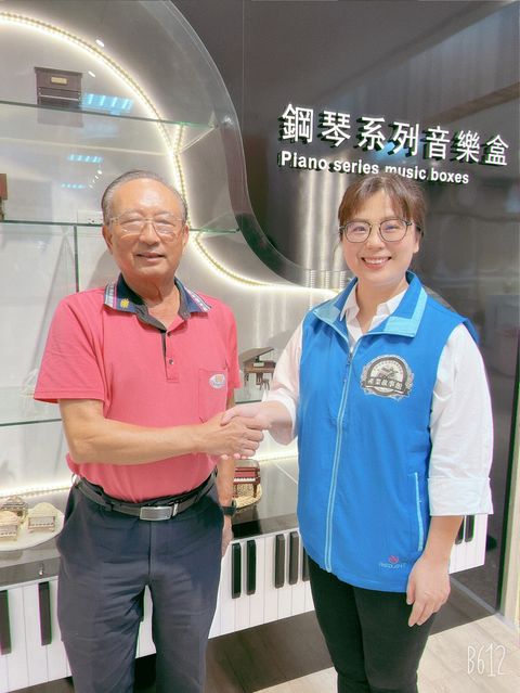 ▲（左起）協櫻精密工業＆台灣現代音樂鈴博物館總經理黃龍溪、臺中市產業故事館發展協會理事長吳姵娜。　圖：臺中市產業故事館發展協會／提供