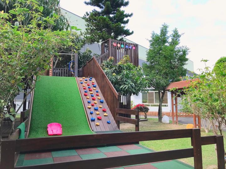 ▲草皮滑梯是小朋友最愛的樂園。　圖：台灣現代音樂鈴博物館／提供