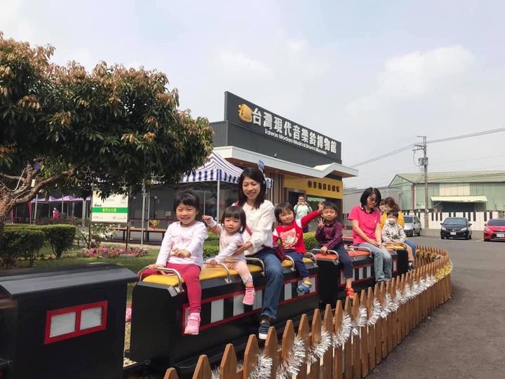 ▲園區戶外有寶樂園及蒸汽小火車讓孩子們好好放電。　圖：台灣現代音樂鈴博物館／提供