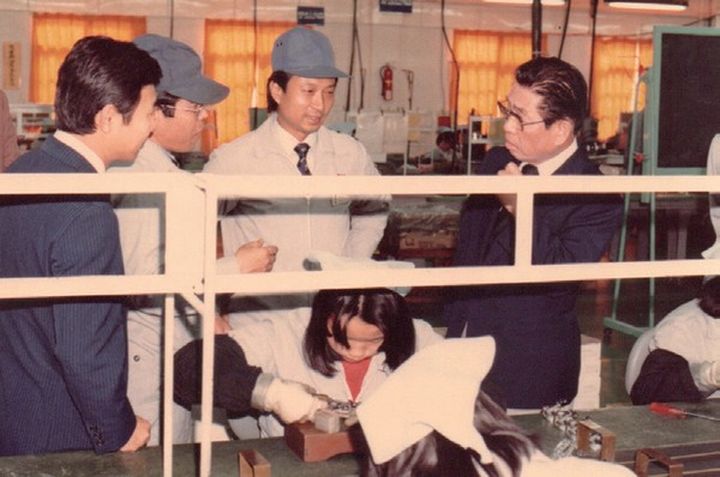 ▲1981年日本三協高層人員巡視協櫻生產現場，由時任技術課課長的現任總經理黃龍溪（左3）接待說明。　圖：台灣現代音樂鈴博物館／提供