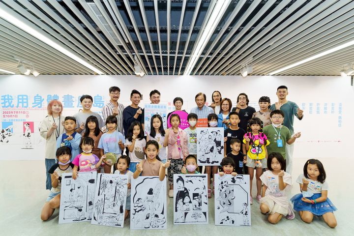 ▲代理館長王麗娟、桃美館石瑞仁顧問與策展人及藝術家合照。圖片桃園市立美術館提供。　圖：桃美館／提供