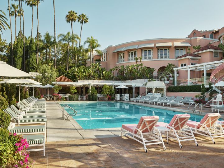 ▲「The Beverly Hills Hotel」戶外泳池宛如好萊塢電影場景。　圖：Booking.com／提供