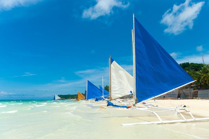 ▲「菲」凡體驗搭風帆船巡航成為許多旅客到訪長灘島指定行程。　圖：菲律賓觀光部／提供