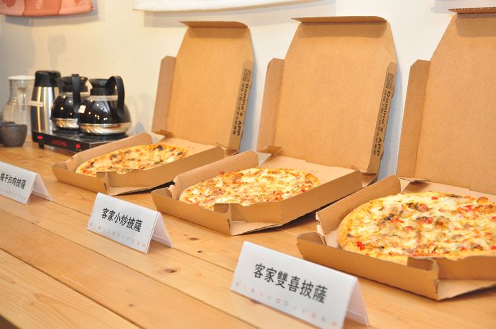 ▲3款客家口味披薩包括客家小炒披薩、梅干扣肉披薩以及客家雙喜披薩。　圖：客委會／提供