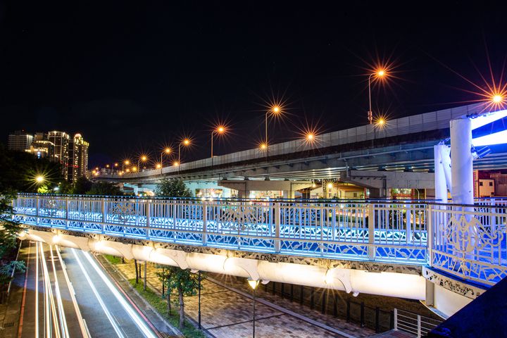 ▲夜晚可至津渡橋散步，沉浸在絢爛燈光交織的浪漫中。　圖：新北市政府水利局／提供
