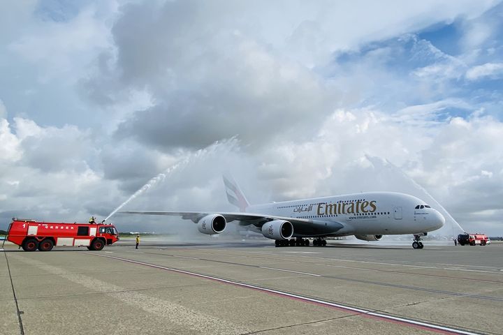 ▲桃園國際機場以水門禮歡迎阿聯酋航空 A380 客機重返台灣。　圖：阿聯酋航空／提供