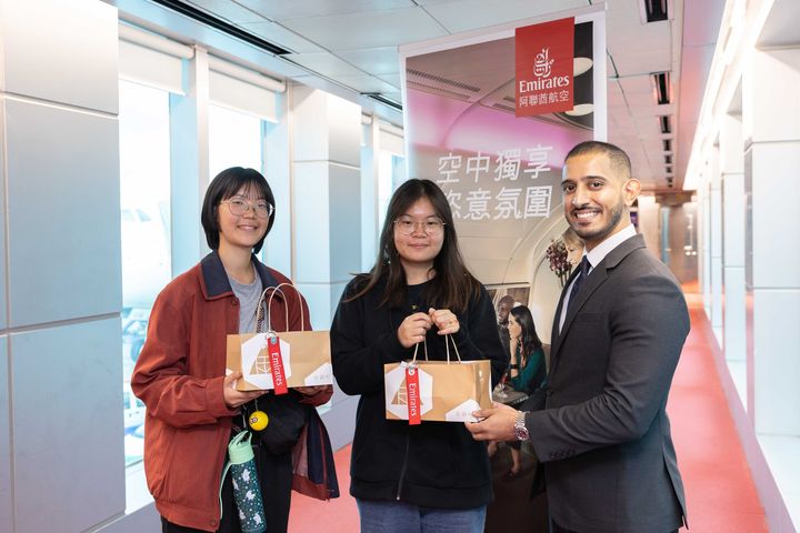 ▲阿聯酋航空台灣區域經理譚禮旻(Sultan Alriyami)迎接A380客機復飛台北航線首班旅客。　圖：阿聯酋航空／提供