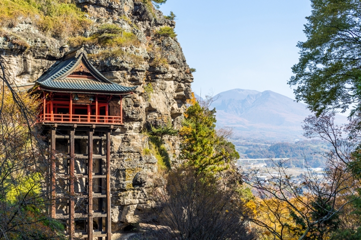 ▲「布引觀音」又稱釋尊寺，《布引傳說》描述貪得無厭的老婦人追著由菩薩化身的牛一路至此，進而改變心性的故事。　圖：小諸觀光局／來源